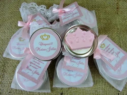Lembrancinha de Nascimento Latinha com Coroa Rosa na Organza