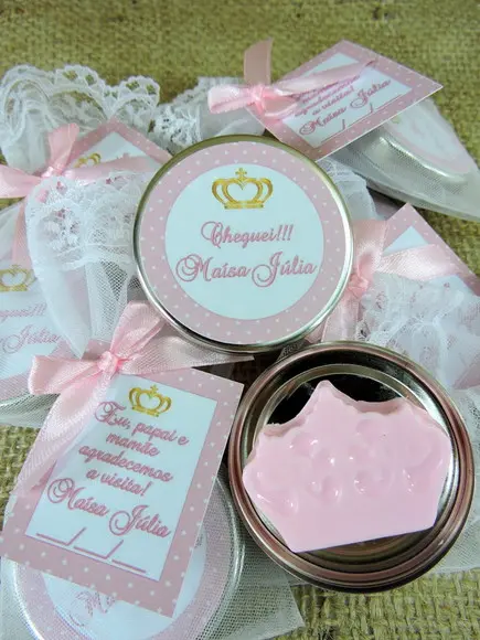 Lembrancinha de Nascimento Latinha com Coroa Rosa na Organza
