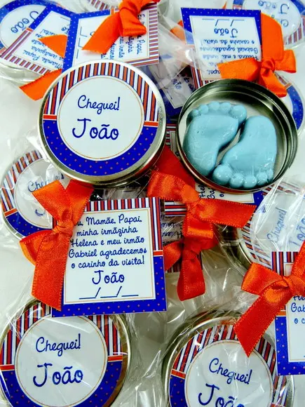 Lembrancinha de Nascimento Latinha com Pézinho Azul