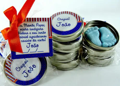 Lembrancinha de Nascimento Latinha com Pézinho Azul