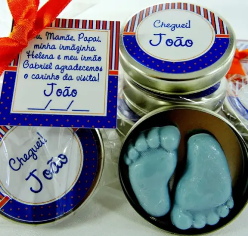 Lembrancinha de Nascimento Latinha com Pézinho Azul