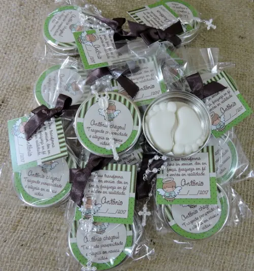 Lembrancinha de Nascimento Latinha com Pézinho e Mini Terço