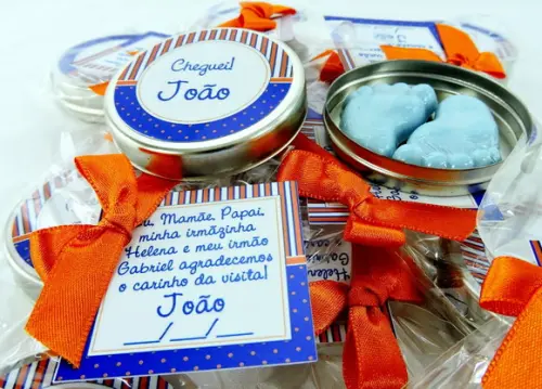 Lembrancinha de Nascimento Latinha com Pézinho Azul