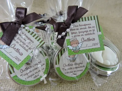 Lembrancinha de Nascimento Latinha com Pézinho e Mini Terço