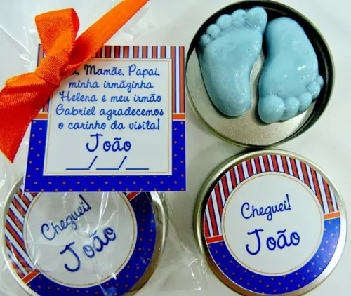Lembrancinha de Nascimento Latinha com Pézinho Azul