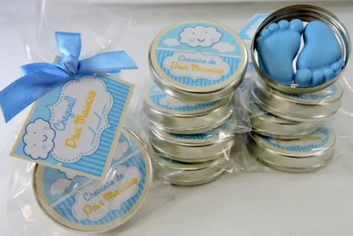 Lembrancinha de Nascimento Latinha com Pézinho Nuvem