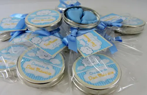 Lembrancinha de Nascimento Latinha com Pézinho Nuvem