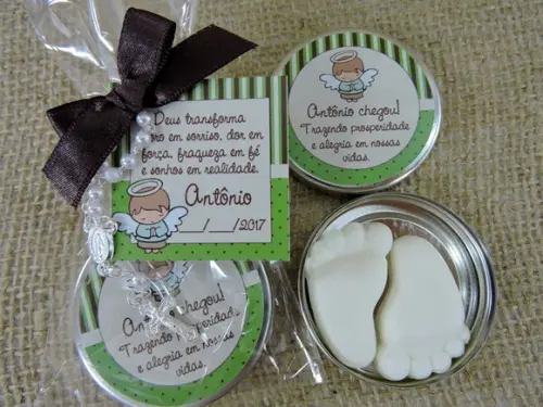 Lembrancinha de Nascimento Latinha com Pézinho e Mini Terço