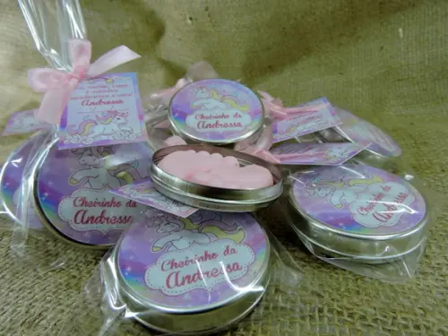 Lembrancinha de Nascimento Pézinho Rosa na Latinha Unicórnio