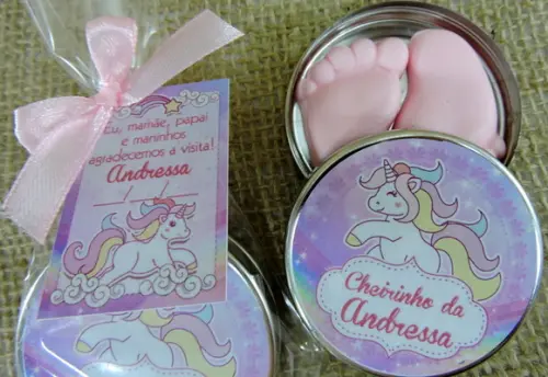 Lembrancinha de Nascimento Pézinho Rosa na Latinha Unicórnio