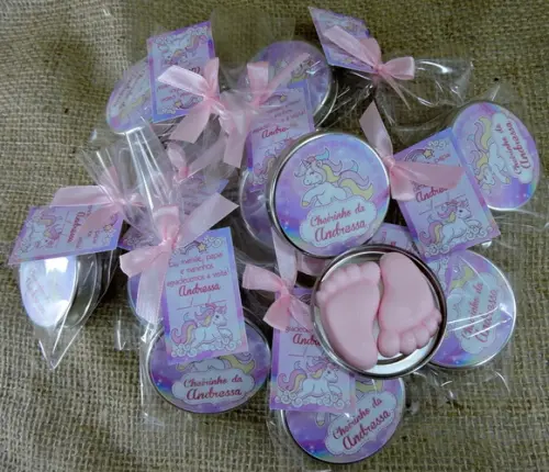 Lembrancinha de Nascimento Pézinho Rosa na Latinha Unicórnio