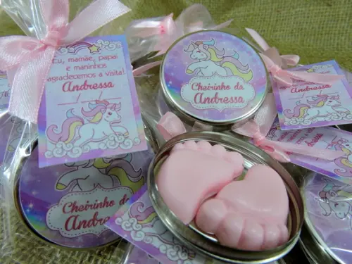 Lembrancinha de Nascimento Pézinho Rosa na Latinha Unicórnio