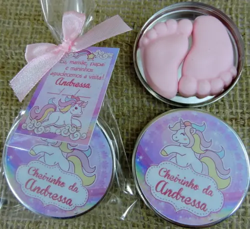 Lembrancinha de Nascimento Pézinho Rosa na Latinha Unicórnio