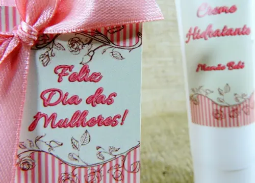 Lembrancinha do Dia das Mulheres Bisnaga com Hidratante
