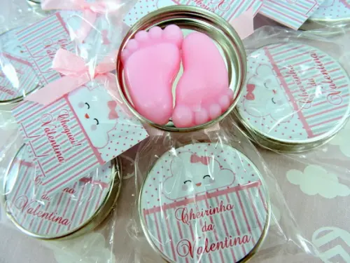 Lembrancinha Nascimento Pézinho Rosa na Latinha Nuvenzinha