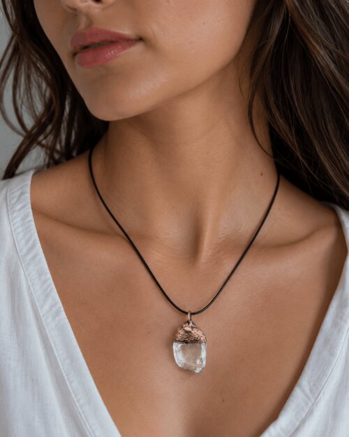 Pingente de Quartzo Transparente Eletroformado em Cobre com Cordão