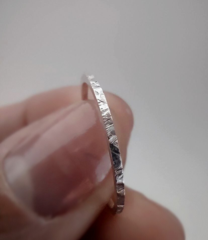 Aliança 1mm Fina Textura Martelada Prata 950 Aliancinha Anel Fin