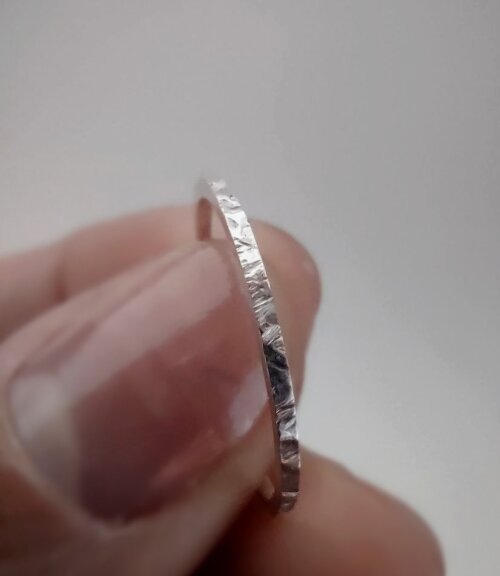 Aliança 1mm Fina Textura Martelada Prata 950 Aliancinha Anel Fininho Aparador Trabalhada