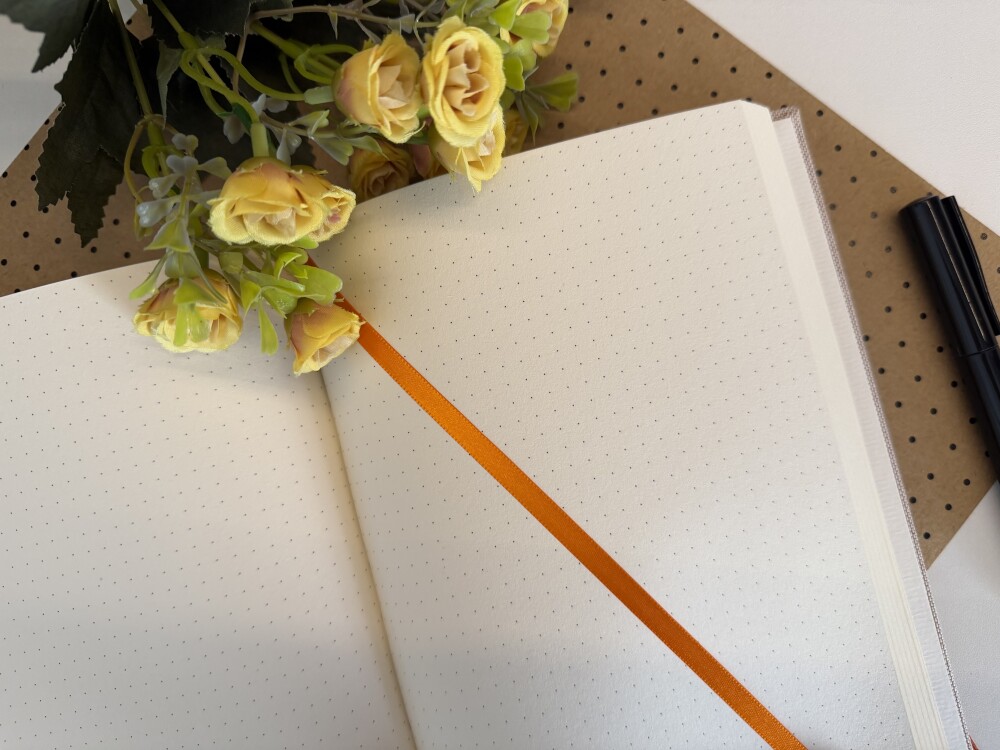 Caderno A5 (médio) pontilhado 100 folhas de 90g