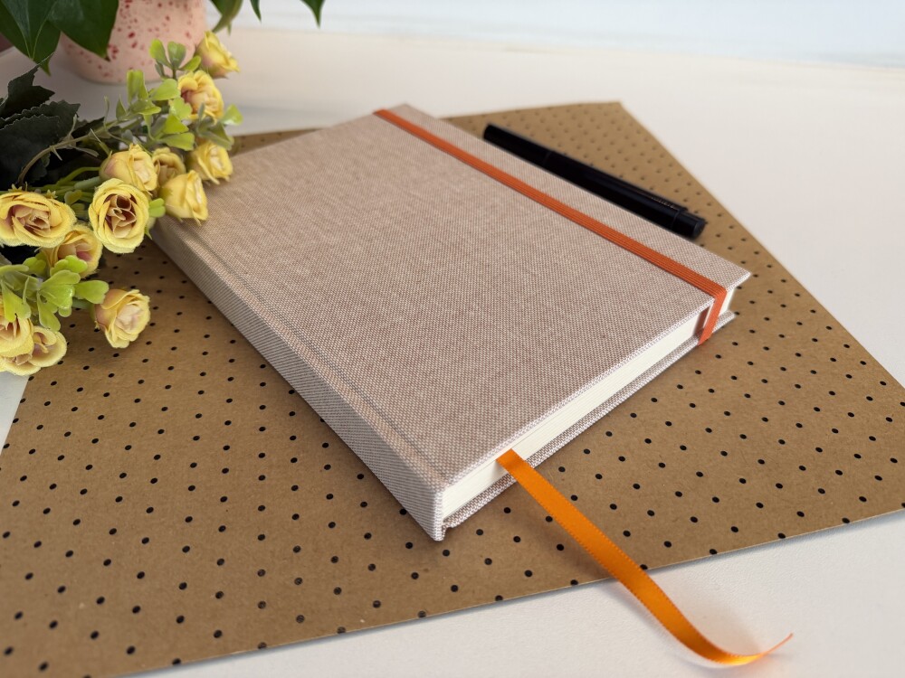Caderno A5 (médio) pontilhado 100 folhas de 90g