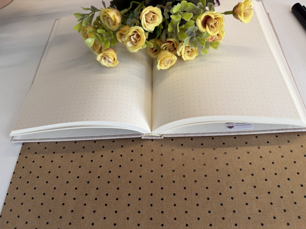 Caderno A5 (médio) pontilhado 100 folhas de 90g