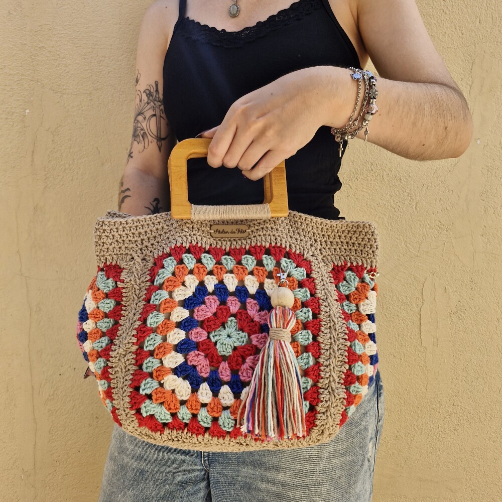 Bolsa de crochê - alça madeira