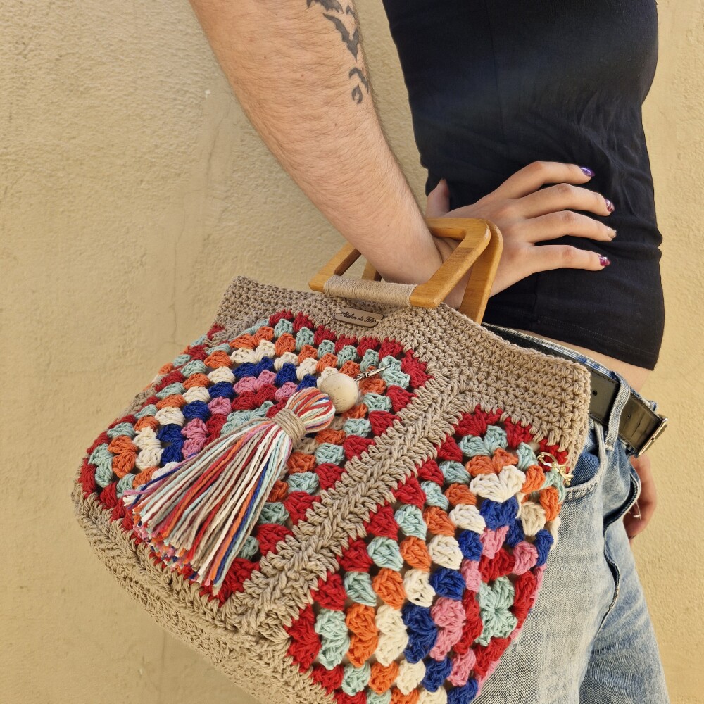 Bolsa de crochê - alça madeira