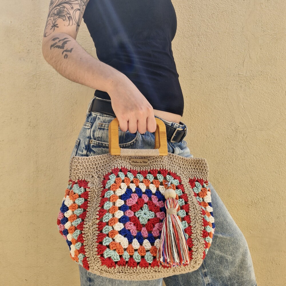 Bolsa de crochê - alça madeira