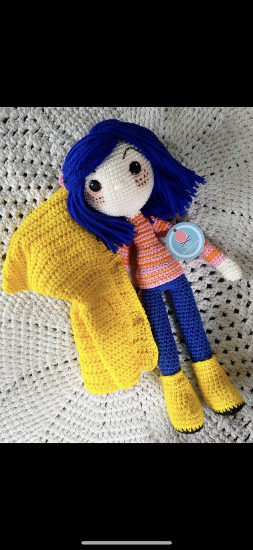 Coraline em amigurumi