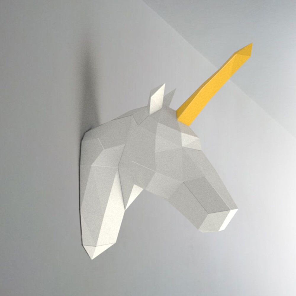 Unicórnio branco com chifre amarelo – Escultura 3D de Papel pa