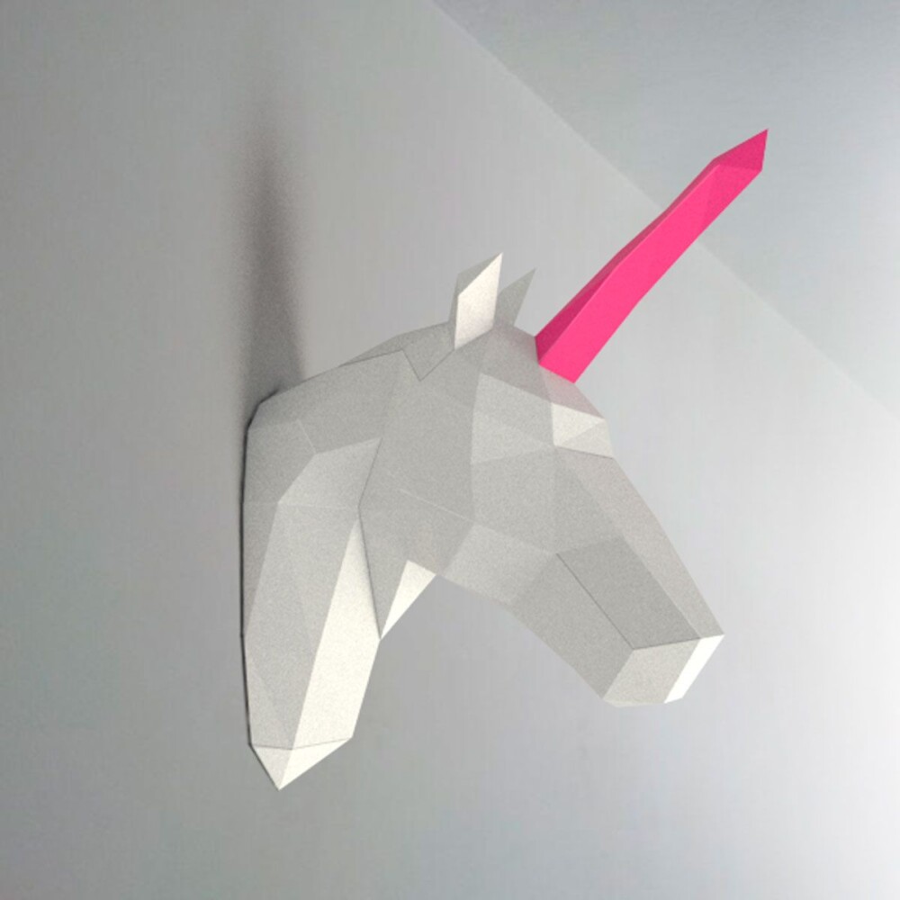 Unicórnio branco com chifre rosa – Escultura 3D de Papel para