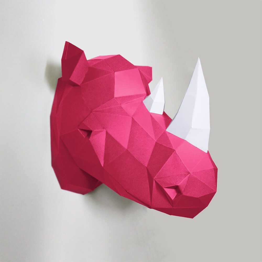 Rinoceronte rosa com chifre branco – Escultura 3D de Papel para