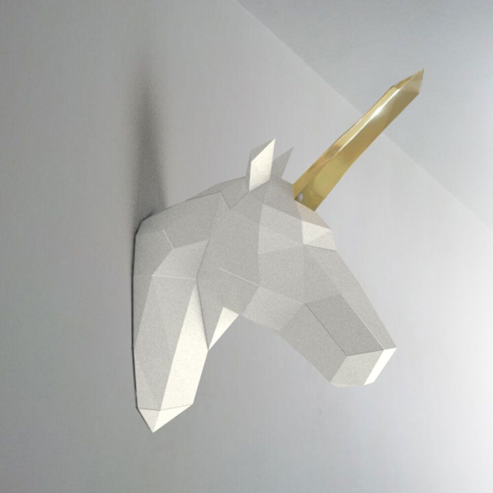 Unicórnio branco com chifre dourado – Escultura 3D de Papel pa