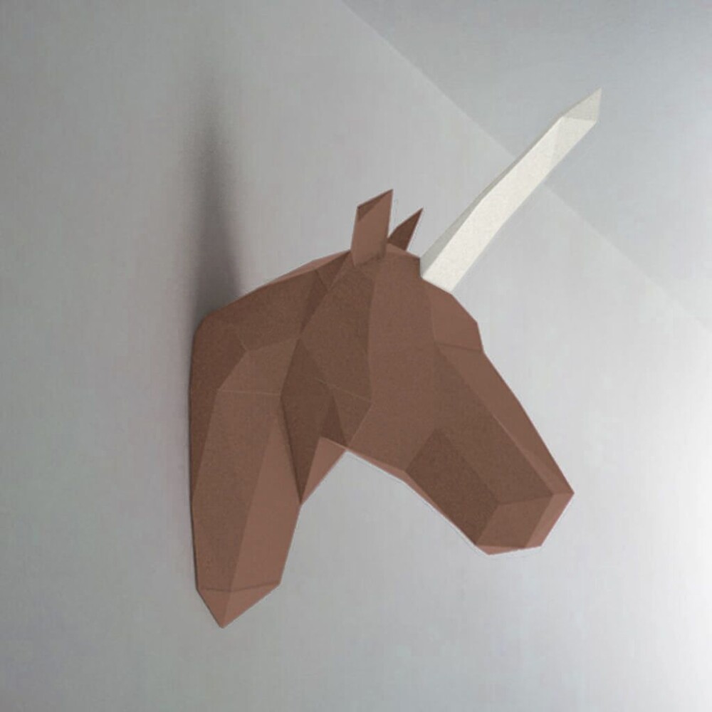 Unicórnio marrom com chifre branco – Escultura 3D de Papel par