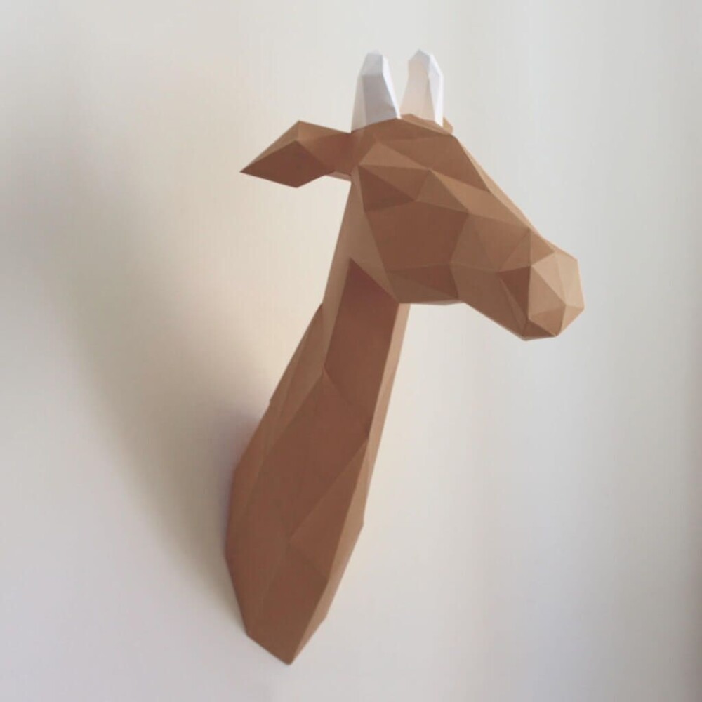 Girafa marrom com chifre branco – Escultura 3D de Papel para De