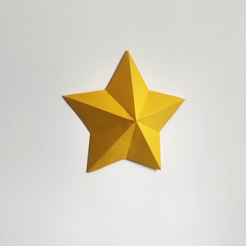 Estrela amarela – Escultura 3D de Papel para Decoração