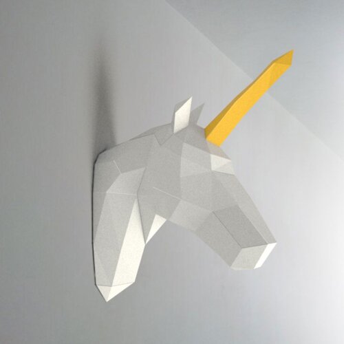 Unicórnio branco com chifre amarelo – Escultura 3D de Papel para Decoração