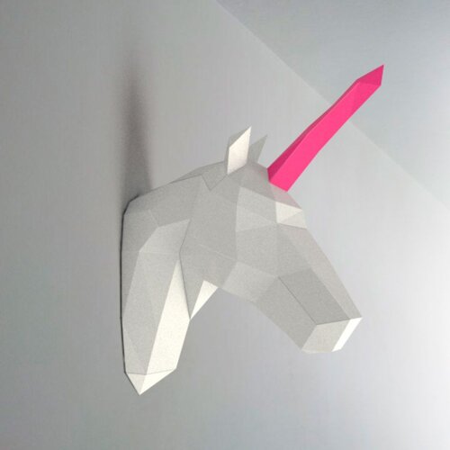 Unicórnio branco com chifre rosa – Escultura 3D de Papel para Decoração