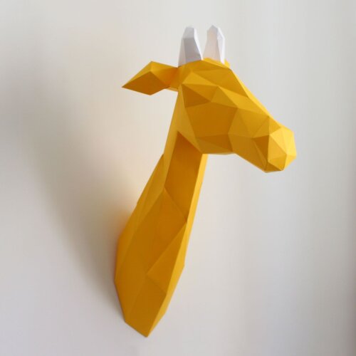 Girafa amarela com chifre branco – Escultura 3D de Papel para Decoração