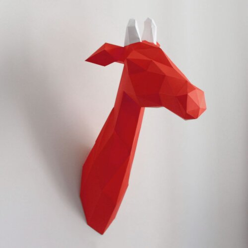 Girafa vermelha com chifre branco – Escultura 3D de Papel para Decoração