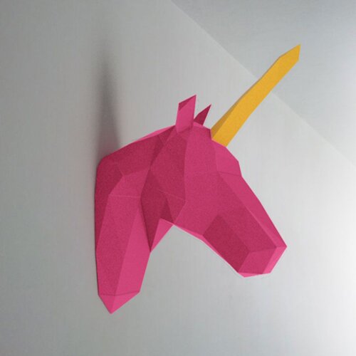 Unicórnio rosa com chifre amarelo – Escultura 3D de Papel para Decoração