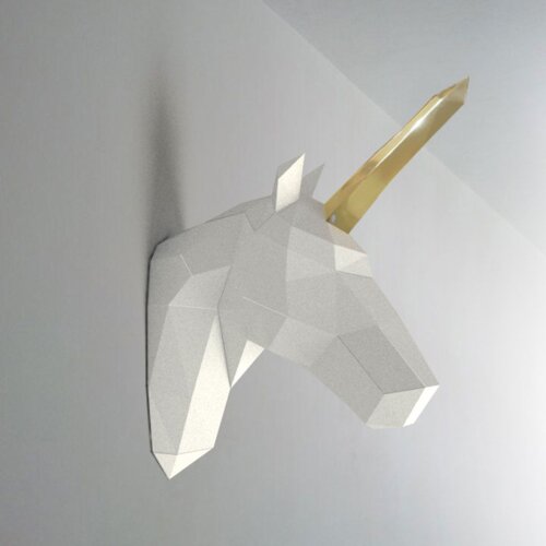 Unicórnio branco com chifre dourado – Escultura 3D de Papel para Decoração