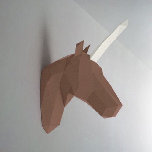 Unicórnio marrom com chifre branco – Escultura 3D de Papel para Decoração