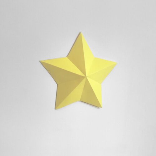 Estrela amarela claro – Escultura 3D de Papel para Decoração