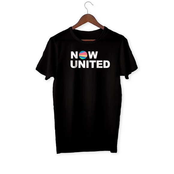 Caneca e Camiseta + Kit Now United com Nome - Mod 004