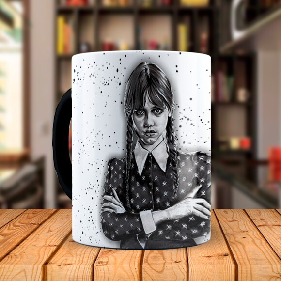 Caneca Mágica Personalizada Série Wandinha com Nome