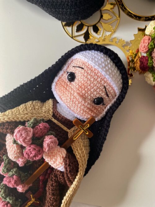 Santa Teresinha Amigurumi
