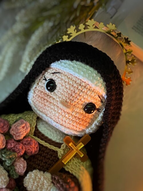 Santa Teresinha Amigurumi