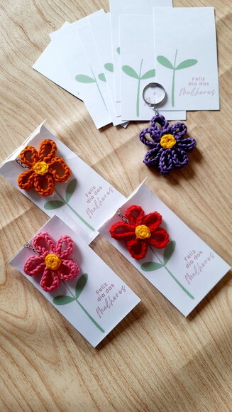 Tag Chaveiro Flor Crochê Dia da Mulher
