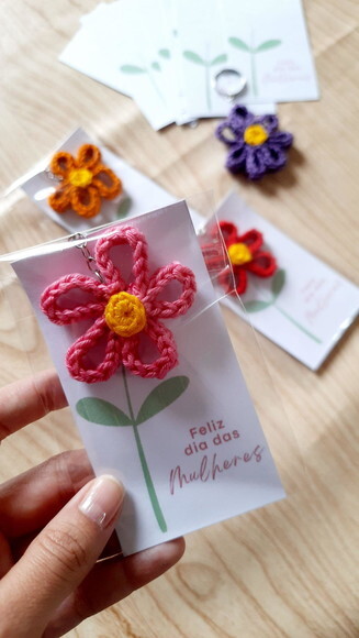 Tag Chaveiro Flor Crochê Dia da Mulher